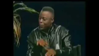 King Kester Emeneya imite et se moque de la façon dont chantait Koffi à ses débuts