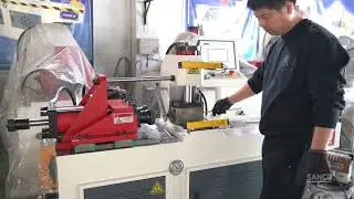 M&aacute;quina formadora de extremos de tubos / tuber&iacute;as.