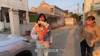 打工小伙提新车回四川，老妈准备了大红包，小伙开心坏了 #乡村生活 #农村生活