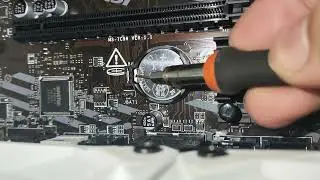 Как снять защелку батареи CMOS на материнской плате MSI