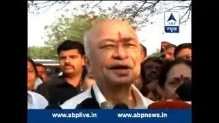 Sushil Kumar Shinde casts vote with family, in Sholapur
