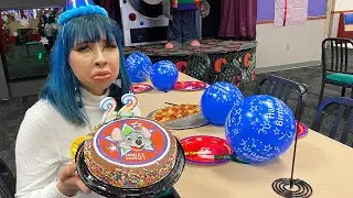 Nobody went to her Chuck E Cheese birthday party..