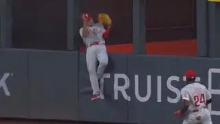 Scott Kingery Crashes Into Wall to Make Insane Catch! | Phillies vs Braves 8.21.20