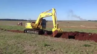 Escavadeira MOREMAC fazendo curva