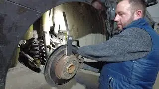 Robert Preda schimba  discuri și plăcuțe la un BMW Seria 3 GT