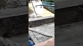 Mancing di celah sandaran kapal || #short #fishing #experiment