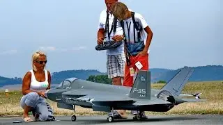 F-35 LIGHTNING II GIANT RC SCALE MODEL JET FLIGHT DEMO 