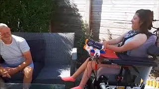 Yrsa spuit papa nat met haar waterpistool