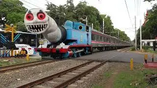 Kereta KRL Panjang Berubah Jadi Thomas Train Eater Mata Besar VS Lokomotif Train Eater !!!