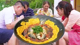 Сяоян приготовил тушеное мясо из свиной грудинки и рыбы в железном горшочке