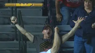 PIT@ATL: Fan makes great catch on Cutch's solo shot