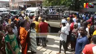 MWANAMKE MWIZI WA WATOTO ASHUSHIWA KIPIGO BAADA YA KUNASWA NA MTOTO ALIYEMUIBA WIKI 3