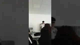 Komischer typ tanzt