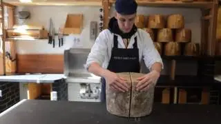 Как нарезать сыр в тканевой обертке [часть 1]