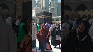 suasana tawaf di ka'bah dan mereka yang telah selesai shalat tawaf