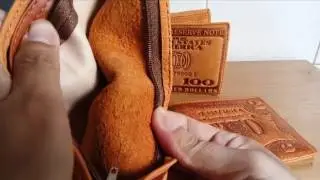 B&oacute;p da b&ograve; thật dập ch&igrave;m h&igrave;nh tiền USD