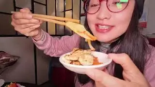 六盘水美食 | 左家砂锅臭豆腐 六盘水古城烙锅一条街⋯&bull;很多家烙锅店呀 当地朋友推荐了左家，青旅的朋友一起去吃（人多力量大）人多吃饭香呀 烙锅有点像北京的铁板之类的，铁板烤万物的感觉，各种肉、菜、豆