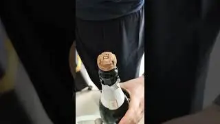 Sektflasche &ouml;ffnen #sekt #eis #glas #drink #freixenet
