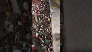 DIWALI OR CHHATH PUJA TRAIN HEAVY RUSH IN BIHAR&rsquo;s TRAIN #lifeintrain #railway #train #ytshort #bihar
