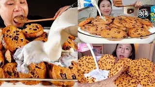 Giant chocolate chip cookies soaked in milk mukbang