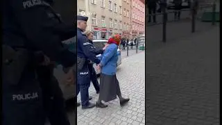 Babcia zostaje aresztowana 🚓😳 #polska #śmieszne #zabawa #śmiesznefilmy #policja #dlaciebie