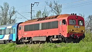 A 108-as Cs&ouml;rgő ad morajl&oacute; koncertet P&uuml;sp&ouml;klad&aacute;nyt elhagyva