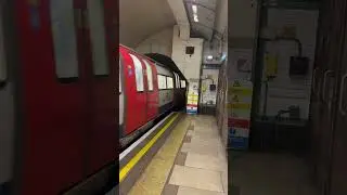 Northern Line 1995 stock departing Kennington making way into the tunnel #train #underground