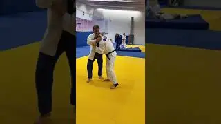 БРОСОК ПОДХВАТОМ СО ВСТАВКОЙ. JUDO THROW UCHI MATA. #shorts