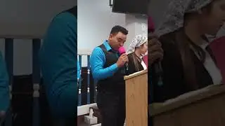 Desfile de jovenes diciendo su tectos viblicos