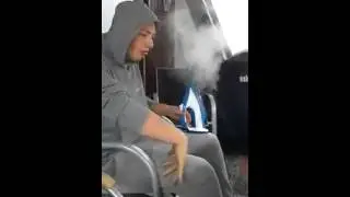 Dummer Junge mit B&uuml;geleisen