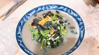 Super Easy Chinese spinach w/ Three Eggs 