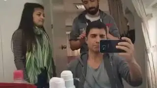 &Ouml;zcan Deniz having fun on backstage / divirti&eacute;ndose en los bastidores 🙂