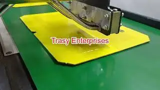 Machine to make sticky traps for rats with button dispensing
