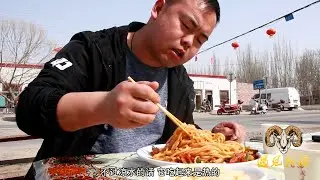 【胖纸哥】胖纸哥工作结束 马路边的小馆子吃个拌面凑合一顿 一个加面吃的饱饱的！打馕师傅脖子上的和田玉籽料 真是个简单朴实的打馕人！