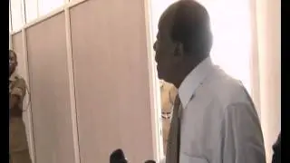 Zungulu: Prof. Kanyeihamba katono abeeko bakwata amataayi.