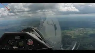 Endlos-Wolkenstra&szlig;e im Segelflugzeug (15-fach Zeitraffer, kein Ton)