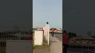 le pont mobile s'ouvre..les bateaux passent