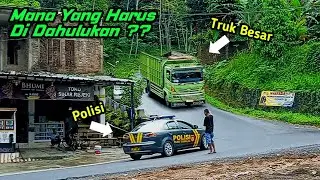 MOMENT DUMPTRUK MUATAN BERAT MENURUNI TANJAKAN SETAN | KONDISI SAAT HUJAN SEMALAM.