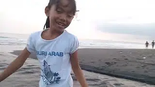 aurel bermain di pantai masceti,gianyar.#beach #bali #happy #pantaimasceti