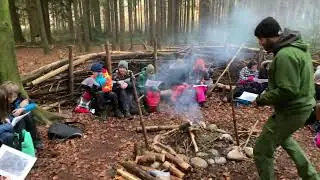 Im Waldschulzimmer unterrichtet der Strengelbacher Primarlehrer Florian Wilhelm seine Klasse 5c