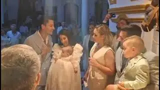 Fran doblas le canta a su ahijada en su bautizo 
