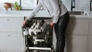 Caf&eacute; Dishwasher - Adjustable Upper Racks