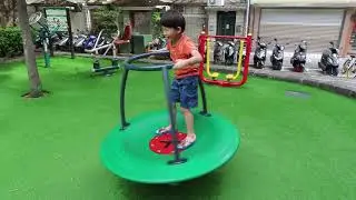 牯嶺公園好玩的旋轉盤，孩子真的好厲害，轉那麼多圈還不暈啊...