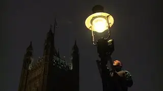Disappearing jobs: A London lamplighter