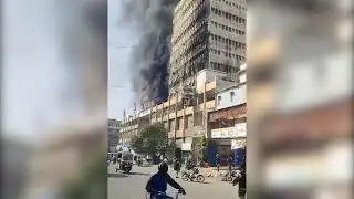 Fire engulfs building at Karachi's MA Jinnah Road