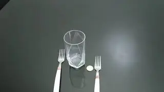 Equilibrando tenedores en un vaso con una modena