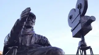 Artist unveils Steven Spielberg sculpture outside downtown Springfield, Mo., theater