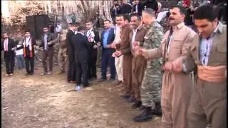 Şemdinli'de Türk bayrağı altında halay