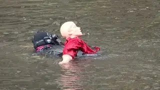 Duikteam Brandweer Amsterdam oefent drenkeling uit de gracht halen
