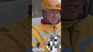 Hikers at Laojun Mountain in Henan, China, order takeout, and cyclists take the orders while hiking!